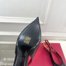 Valentino 华伦天奴 26𝐬𝐬2026春夏新品金属小V扣尖头猫跟后空凉鞋上新☑️———————— Valentino 华伦天奴 26𝐬𝐬2026春夏新品金属小V扣尖头猫跟后空凉鞋上新☑️————————