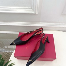 Valentino 华伦天奴 26𝐬𝐬2026春夏新品金属小V扣尖头猫跟后空凉鞋上新☑️———————— Valentino 华伦天奴 26𝐬𝐬2026春夏新品金属小V扣尖头猫跟后空凉鞋上新☑️————————