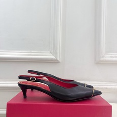 Valentino 华伦天奴 26𝐬𝐬2026春夏新品金属小V扣尖头猫跟后空凉鞋上新☑️———————— Valentino 华伦天奴 26𝐬𝐬2026春夏新品金属小V扣尖头猫跟后空凉鞋上新☑️————————