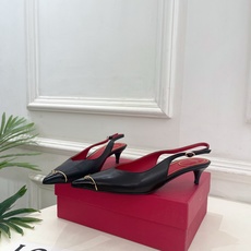 Valentino 华伦天奴 26𝐬𝐬2026春夏新品金属小V扣尖头猫跟后空凉鞋上新☑️———————— Valentino 华伦天奴 26𝐬𝐬2026春夏新品金属小V扣尖头猫跟后空凉鞋上新☑️————————