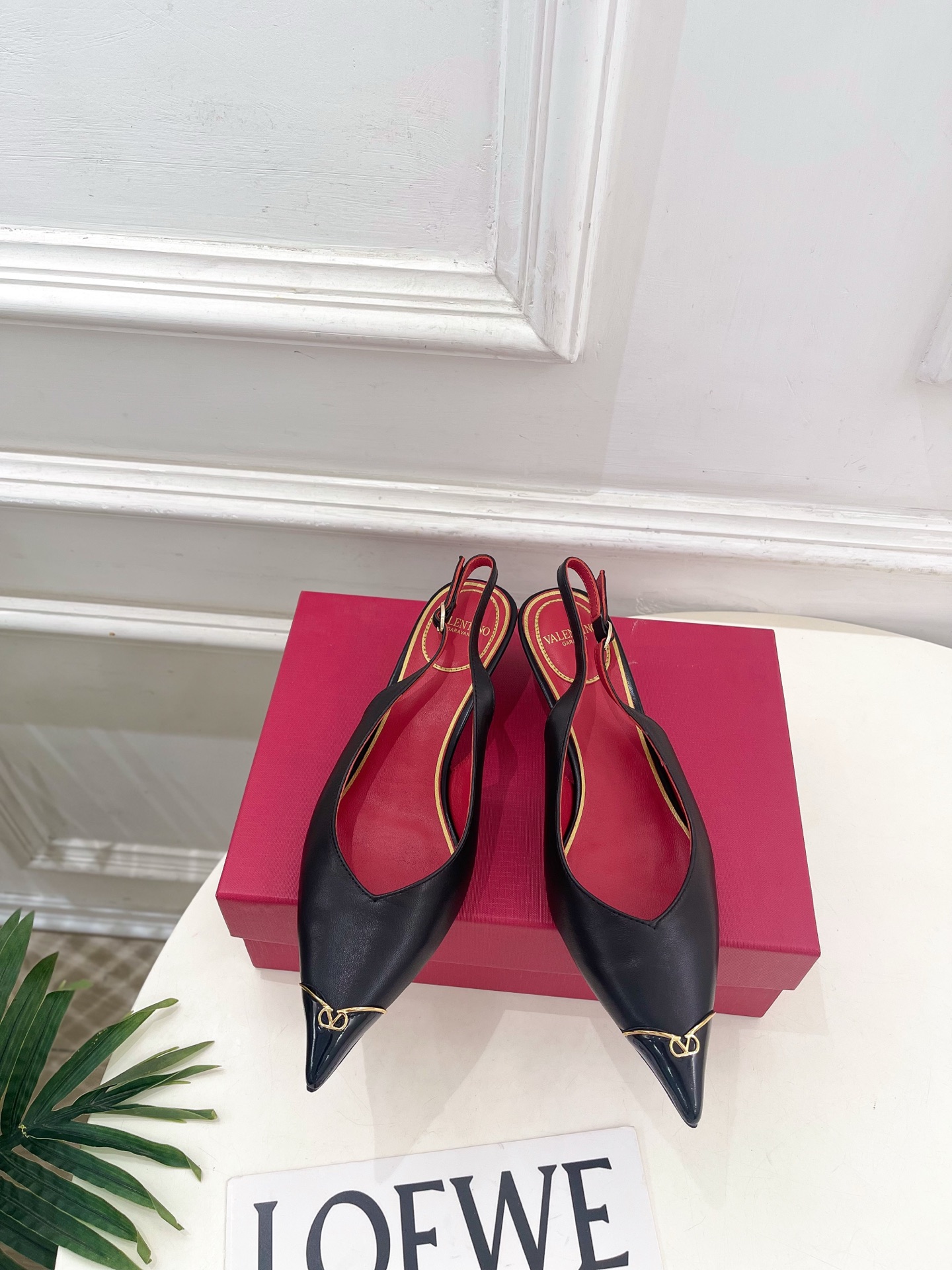 Valentino 华伦天奴 26𝐬𝐬2026春夏新品金属小V扣尖头猫跟后空凉鞋上新☑️————————