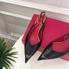 Valentino 华伦天奴 26𝐬𝐬2026春夏新品金属小V扣尖头猫跟后空凉鞋上新☑️———————— Valentino 华伦天奴 26𝐬𝐬2026春夏新品金属小V扣尖头猫跟后空凉鞋上新☑️————————