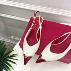 Valentino 华伦天奴 26𝐬𝐬2026春夏新品金属小V扣尖头猫跟后空凉鞋上新☑️———————— Valentino 华伦天奴 26𝐬𝐬2026春夏新品金属小V扣尖头猫跟后空凉鞋上新☑️————————