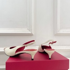 Valentino 华伦天奴 26𝐬𝐬2026春夏新品金属小V扣尖头猫跟后空凉鞋上新☑️———————— Valentino 华伦天奴 26𝐬𝐬2026春夏新品金属小V扣尖头猫跟后空凉鞋上新☑️————————