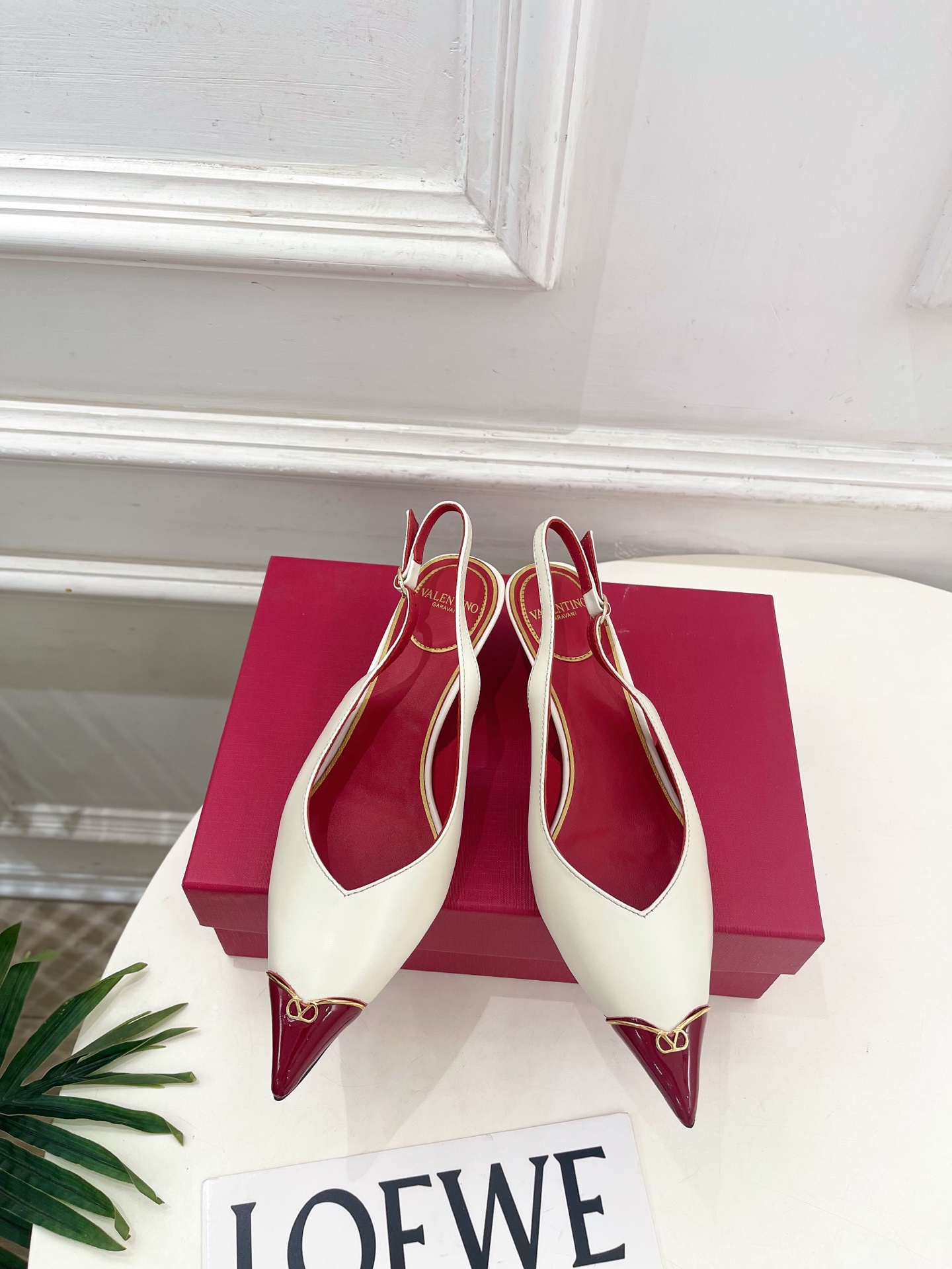 Valentino 华伦天奴 26𝐬𝐬2026春夏新品金属小V扣尖头猫跟后空凉鞋上新☑️————————