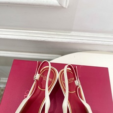 Valentino 华伦天奴 26𝐬𝐬2026春夏新品金属小V扣尖头猫跟后空凉鞋上新☑️———————— Valentino 华伦天奴 26𝐬𝐬2026春夏新品金属小V扣尖头猫跟后空凉鞋上新☑️————————