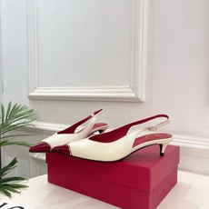 Valentino 华伦天奴 26𝐬𝐬2026春夏新品金属小V扣尖头猫跟后空凉鞋上新☑️———————— Valentino 华伦天奴 26𝐬𝐬2026春夏新品金属小V扣尖头猫跟后空凉鞋上新☑️————————