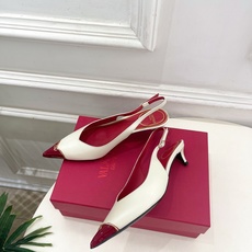 Valentino 华伦天奴 26𝐬𝐬2026春夏新品金属小V扣尖头猫跟后空凉鞋上新☑️———————— Valentino 华伦天奴 26𝐬𝐬2026春夏新品金属小V扣尖头猫跟后空凉鞋上新☑️————————