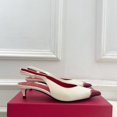 Valentino 华伦天奴 26𝐬𝐬2026春夏新品金属小V扣尖头猫跟后空凉鞋上新☑️———————— Valentino 华伦天奴 26𝐬𝐬2026春夏新品金属小V扣尖头猫跟后空凉鞋上新☑️————————