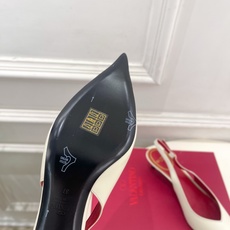 Valentino 华伦天奴 26𝐬𝐬2026春夏新品金属小V扣尖头猫跟后空凉鞋上新☑️———————— Valentino 华伦天奴 26𝐬𝐬2026春夏新品金属小V扣尖头猫跟后空凉鞋上新☑️————————