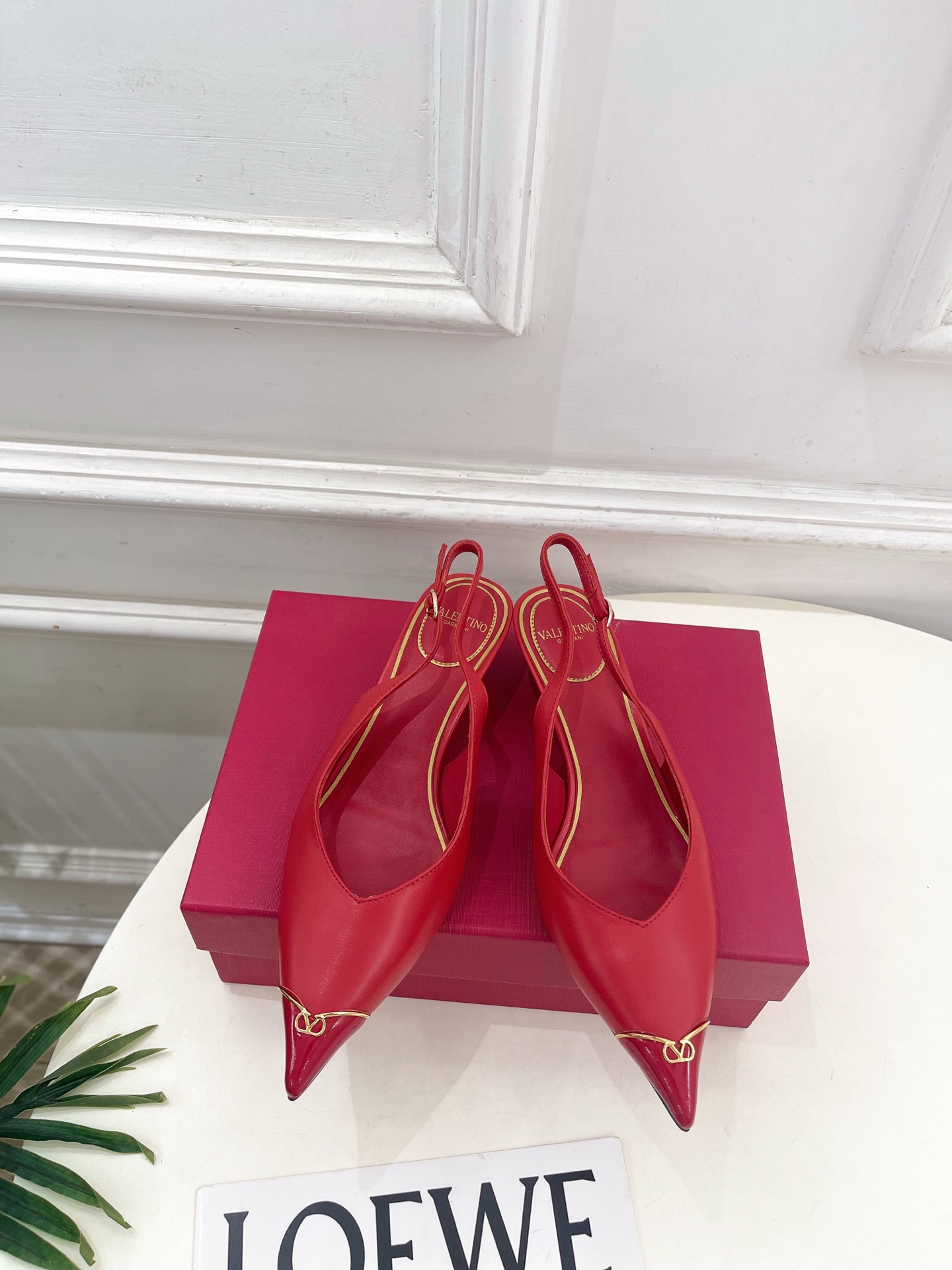 Valentino 华伦天奴 26𝐬𝐬2026春夏新品金属小V扣尖头猫跟后空凉鞋上新☑️————————