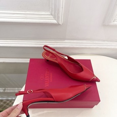 Valentino 华伦天奴 26𝐬𝐬2026春夏新品金属小V扣尖头猫跟后空凉鞋上新☑️———————— Valentino 华伦天奴 26𝐬𝐬2026春夏新品金属小V扣尖头猫跟后空凉鞋上新☑️————————