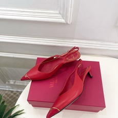Valentino 华伦天奴 26𝐬𝐬2026春夏新品金属小V扣尖头猫跟后空凉鞋上新☑️———————— Valentino 华伦天奴 26𝐬𝐬2026春夏新品金属小V扣尖头猫跟后空凉鞋上新☑️————————