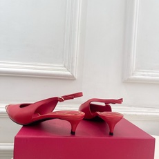 Valentino 华伦天奴 26𝐬𝐬2026春夏新品金属小V扣尖头猫跟后空凉鞋上新☑️———————— Valentino 华伦天奴 26𝐬𝐬2026春夏新品金属小V扣尖头猫跟后空凉鞋上新☑️————————