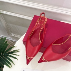 Valentino 华伦天奴 26𝐬𝐬2026春夏新品金属小V扣尖头猫跟后空凉鞋上新☑️———————— Valentino 华伦天奴 26𝐬𝐬2026春夏新品金属小V扣尖头猫跟后空凉鞋上新☑️————————