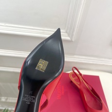 Valentino 华伦天奴 26𝐬𝐬2026春夏新品金属小V扣尖头猫跟后空凉鞋上新☑️———————— Valentino 华伦天奴 26𝐬𝐬2026春夏新品金属小V扣尖头猫跟后空凉鞋上新☑️————————