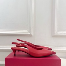 Valentino 华伦天奴 26𝐬𝐬2026春夏新品金属小V扣尖头猫跟后空凉鞋上新☑️———————— Valentino 华伦天奴 26𝐬𝐬2026春夏新品金属小V扣尖头猫跟后空凉鞋上新☑️————————