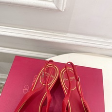 Valentino 华伦天奴 26𝐬𝐬2026春夏新品金属小V扣尖头猫跟后空凉鞋上新☑️———————— Valentino 华伦天奴 26𝐬𝐬2026春夏新品金属小V扣尖头猫跟后空凉鞋上新☑️————————