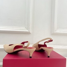 Valentino 华伦天奴 26𝐬𝐬2026春夏新品金属小V扣尖头猫跟后空凉鞋上新☑️———————— Valentino 华伦天奴 26𝐬𝐬2026春夏新品金属小V扣尖头猫跟后空凉鞋上新☑️————————