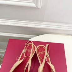 Valentino 华伦天奴 26𝐬𝐬2026春夏新品金属小V扣尖头猫跟后空凉鞋上新☑️———————— Valentino 华伦天奴 26𝐬𝐬2026春夏新品金属小V扣尖头猫跟后空凉鞋上新☑️————————