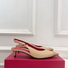 Valentino 华伦天奴 26𝐬𝐬2026春夏新品金属小V扣尖头猫跟后空凉鞋上新☑️———————— Valentino 华伦天奴 26𝐬𝐬2026春夏新品金属小V扣尖头猫跟后空凉鞋上新☑️————————