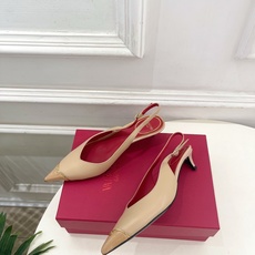 Valentino 华伦天奴 26𝐬𝐬2026春夏新品金属小V扣尖头猫跟后空凉鞋上新☑️———————— Valentino 华伦天奴 26𝐬𝐬2026春夏新品金属小V扣尖头猫跟后空凉鞋上新☑️————————