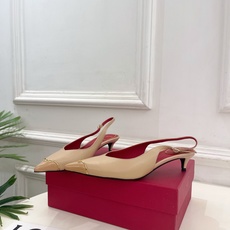 Valentino 华伦天奴 26𝐬𝐬2026春夏新品金属小V扣尖头猫跟后空凉鞋上新☑️———————— Valentino 华伦天奴 26𝐬𝐬2026春夏新品金属小V扣尖头猫跟后空凉鞋上新☑️————————