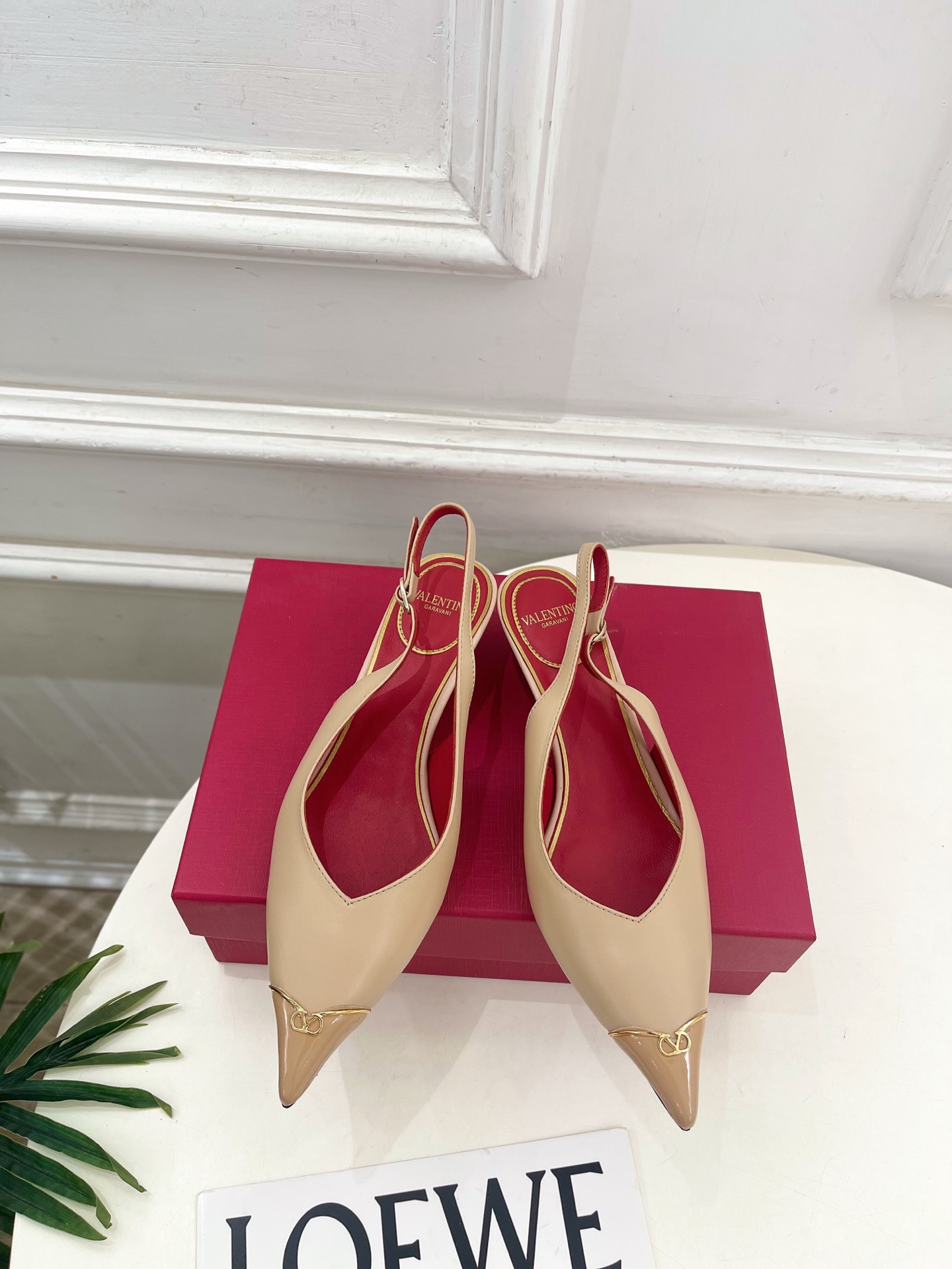 Valentino 华伦天奴 26𝐬𝐬2026春夏新品金属小V扣尖头猫跟后空凉鞋上新☑️————————
