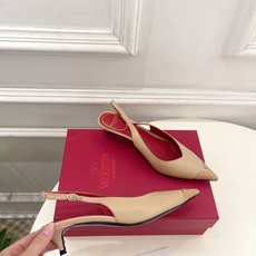 Valentino 华伦天奴 26𝐬𝐬2026春夏新品金属小V扣尖头猫跟后空凉鞋上新☑️———————— Valentino 华伦天奴 26𝐬𝐬2026春夏新品金属小V扣尖头猫跟后空凉鞋上新☑️————————