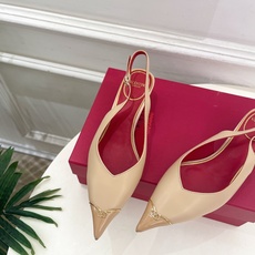 Valentino 华伦天奴 26𝐬𝐬2026春夏新品金属小V扣尖头猫跟后空凉鞋上新☑️———————— Valentino 华伦天奴 26𝐬𝐬2026春夏新品金属小V扣尖头猫跟后空凉鞋上新☑️————————
