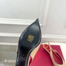 Valentino 华伦天奴 26𝐬𝐬2026春夏新品金属小V扣尖头猫跟后空凉鞋上新☑️———————— Valentino 华伦天奴 26𝐬𝐬2026春夏新品金属小V扣尖头猫跟后空凉鞋上新☑️————————