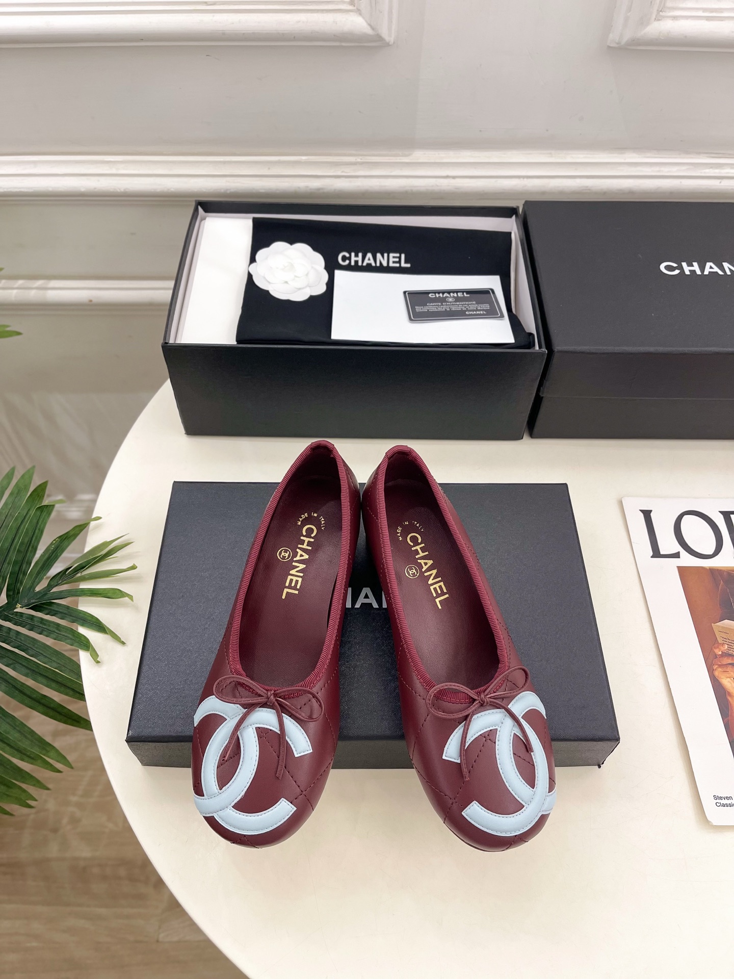 NO:922525,| Xiaoxiang 26 2026 spring and summer new products, classic catwalk models in the counter, Xiaoxiang's large pair of C color-blocked rhombus bow thick-heeled ballet shoes are new in the series. The absolute best in the BS fashion circle. The matching will interpret the meticulous, minimalist and never-fading classic elements, showing a unique dressing style that is too beautiful to say. A must-have for summer... ━━━━━ t  ━━━━━ Highly customized upper with original lambskin. Lining with imported sheepskin. Outsole with original imported genuine leather. Heel height 3.5cm. Shoe size: 35-39 (40.41. Customization is non-refundable). No. 2607043, single shoes, sheepskin, Leather soles19860909| 小香 26 2026 春夏新品 专柜经典走秀款 小香大双C拼色菱格蝴蝶结粗跟芭蕾舞鞋 系列上新 BS时尚圈的绝绝子 搭配将演绎着细致 极简 永不褪去的经典元素 展现与众不同的穿搭风格美到无话可说 夏季必入款…… ━━━━━ t ━━━━━ 鞋面高定制原版小羊皮 内里进口羊皮里 大底原版进口真皮大底 跟高3.5cm 鞋码: 35-39（40.41.定制不退换） 编号2607043,单鞋,sheepskin,Leather soles,Women's Shoes