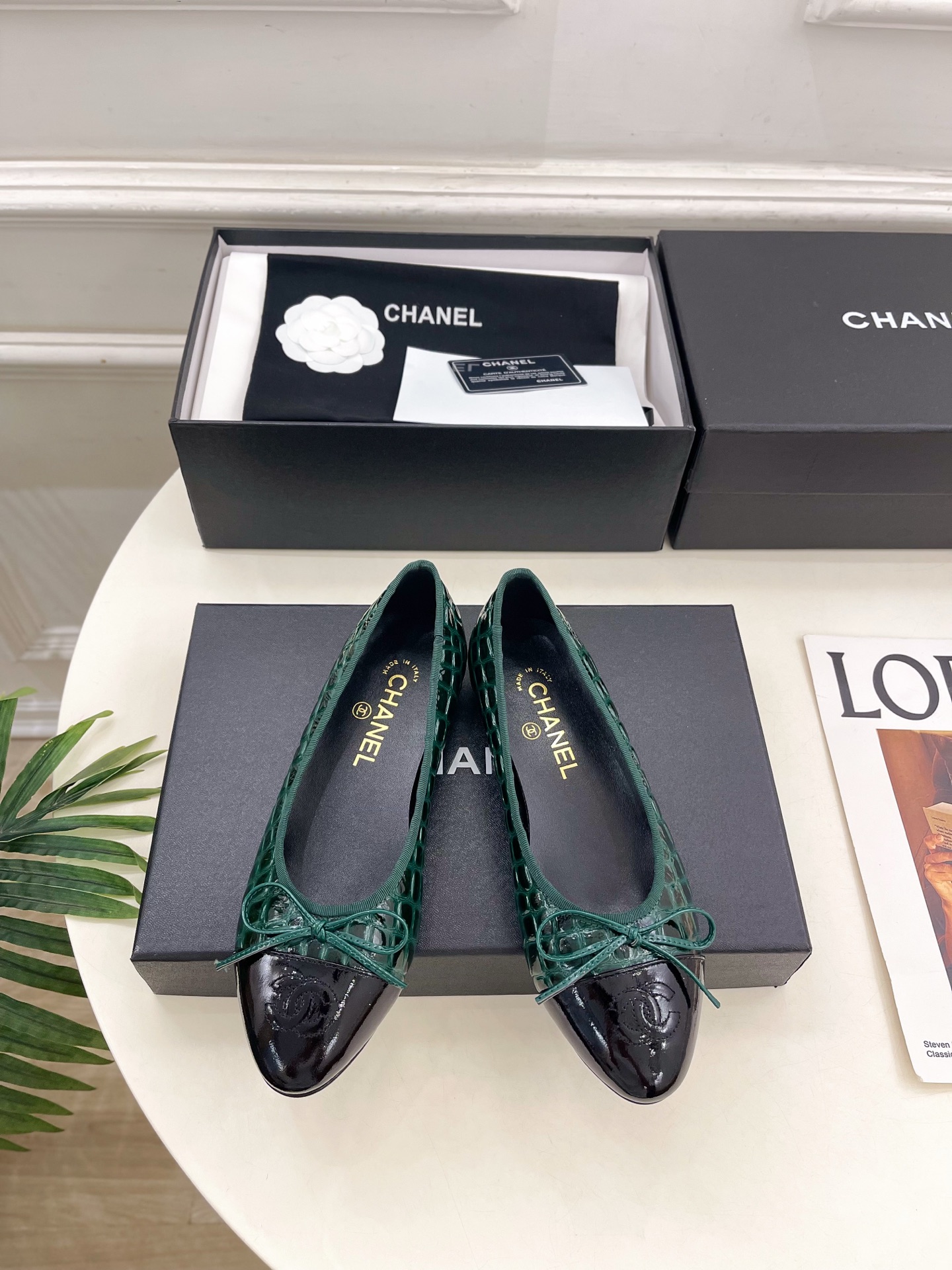 NO:922516,| Xiaoxiang 26 2026 spring and summer new products, classic catwalk style in the counter, Xiaoxiang double C bow crocodile leather pattern color-blocking flat ballet shoes new series. The absolute best in the BS fashion circle. The matching will interpret the meticulous, minimalist and never-fading classic elements, showing a unique dressing style that is too beautiful to say. A must-have for summer... ━━━━━ t  ━━━━━ Highly customized original leather upper, imported silk sheepskin lining, original imported genuine leather outsole, high flat heel, shoe size: 35-39 (40.41 customized, non-returnable) No. 2607043, single shoes, sheepskin, crocodile skin, Leather soles19860909| 小香 26 2026 春夏新品 专柜经典走秀款 小香双C蝴蝶结鳄鱼皮纹拼色平底芭蕾舞鞋 系列上新 BS时尚圈的绝绝子 搭配将演绎着细致 极简 永不褪去的经典元素 展现与众不同的穿搭风格美到无话可说 夏季必入款…… ━━━━━ t ━━━━━ 鞋面高定制原版皮料 内里进口丝绸羊皮里 大底原版进口真皮大底 跟高平底 鞋码: 35-39（40.41定制不退换）  编号2607043,单鞋,sheepskin,crocodile skin,Leather soles,Women's Shoes