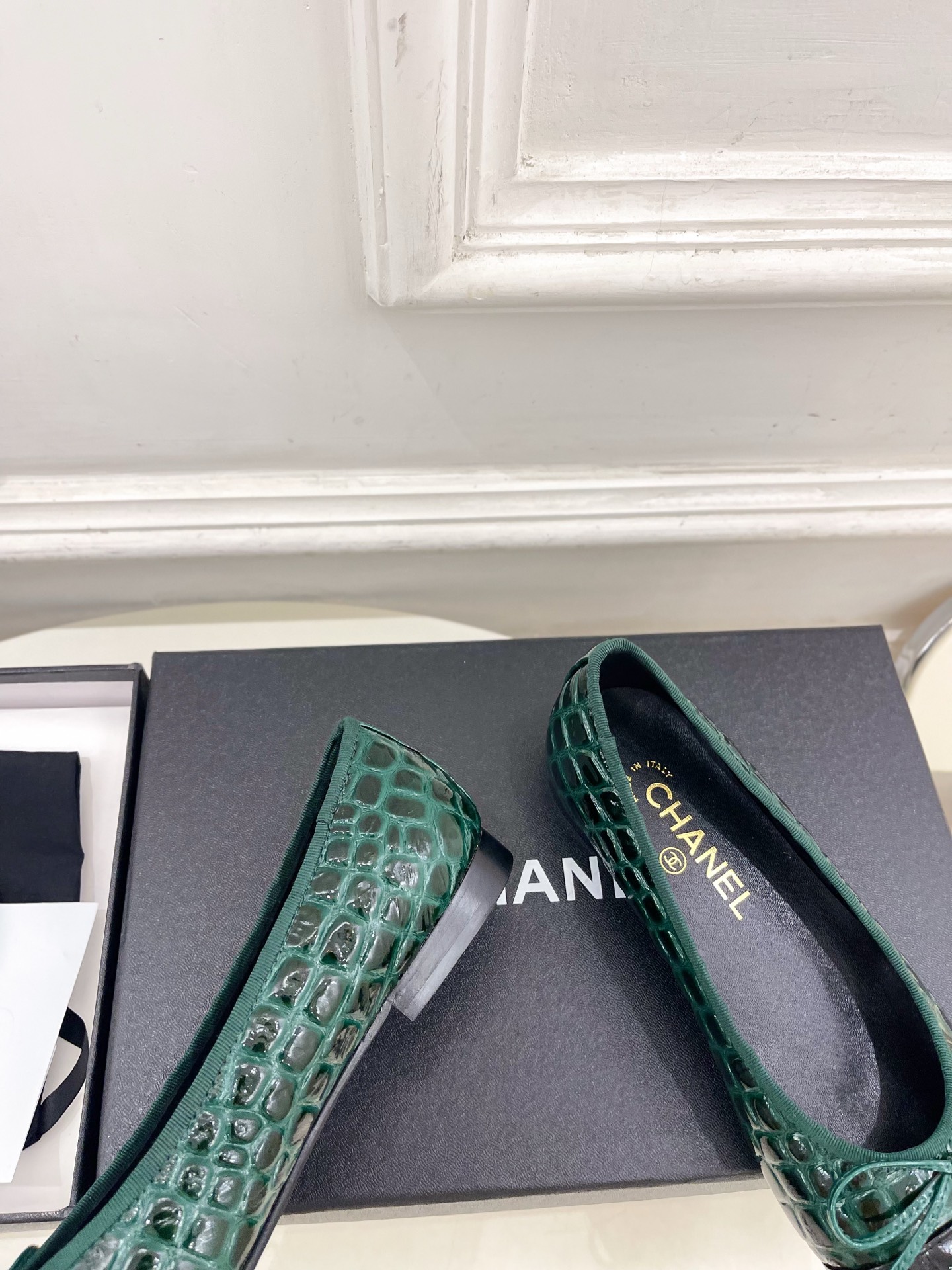𝐂𝐇𝐀𝐍𝐄𝐋  | 小香  26𝐬𝐬  🦋2026 春夏新品  专柜经典走秀款 小香双C蝴蝶结鳄鱼皮纹拼色平底芭蕾舞鞋 