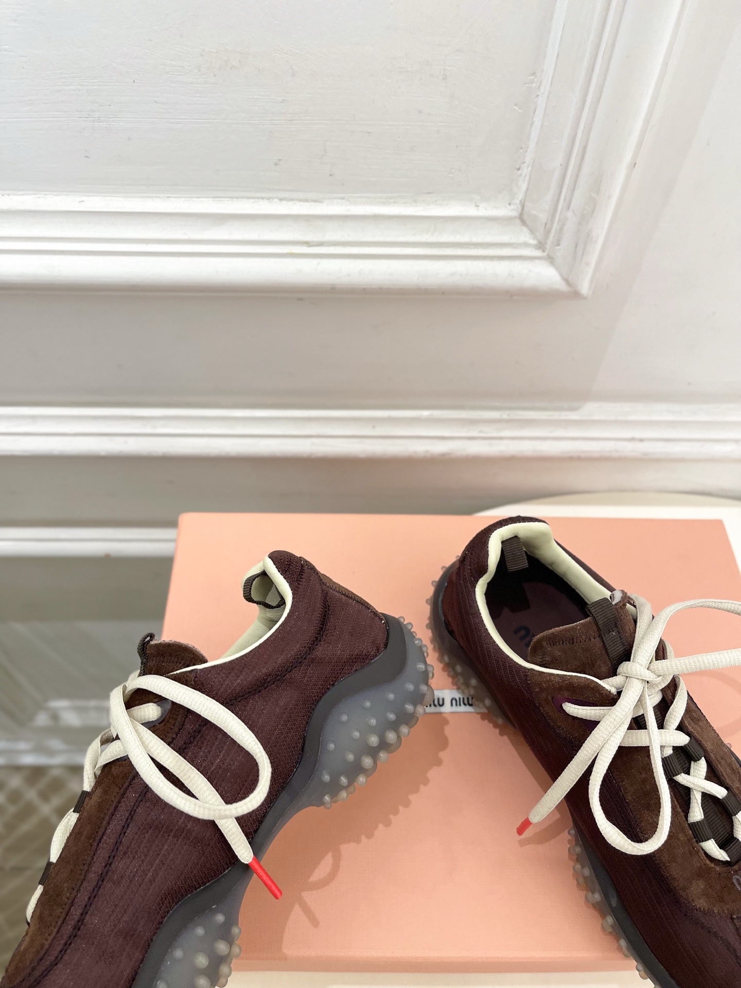 Miu Miu | 缪缪  26𝐬𝐬 🖤专柜主打最新秀款 2026新品拼色方头德训休闲运动鞋火爆上新！ 🍒BS缪家高货 