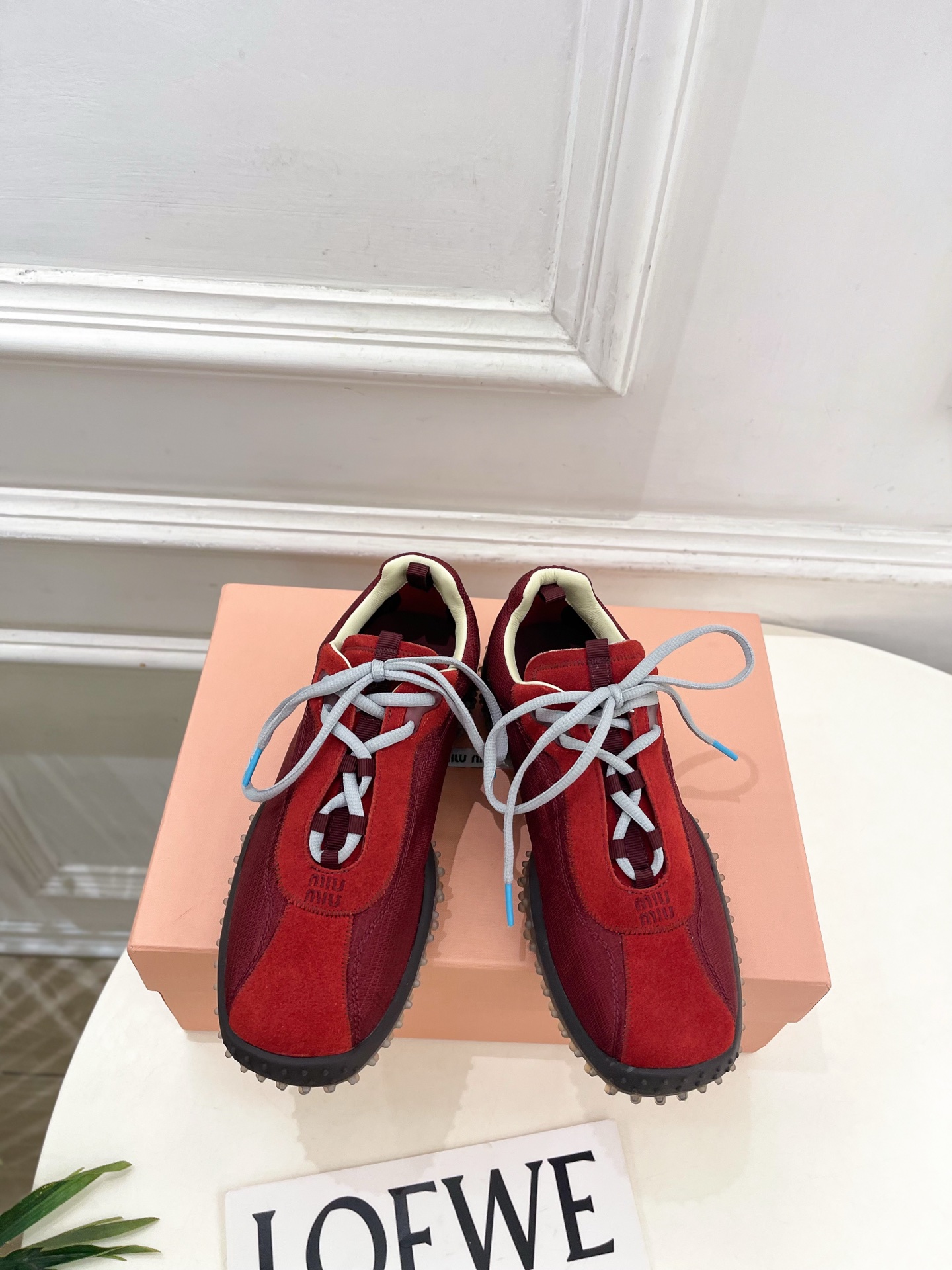NO:922507,Miu Miu | Miu Miu 26’s counter features the latest styles. The 2026 new color-blocked square toe De Xun casual sneakers are now available!  BS Miaojia's high-end products, top-notch craftsmanship to create exquisite quality, unparalleled comfort, it is definitely a love at first sight!  Fashionable and versatile, a must-have for everyone!  ━━━━━ t ━━━━━ Upper original specific cloth splicing cow lining: imported sheepskin outsole original custom molded outsole Heel height 3cm Shoe size: 35-39 (40.41 customized non-returnable) No. 2607031, casual shoes/sports shoes, miumiu, sneakers, sheepskin19860909Miu Miu | 缪缪 26 专柜主打最新秀款 2026新品拼色方头德训休闲运动鞋火爆上新！ BS缪家高货 顶级工艺打造精品质感 无敌舒适 绝对是一见钟情款！时尚百搭,人手必备！ ━━━━━ t ━━━━━ 鞋面原版特定布拼接牛猄  内里: 进口羊皮 大底原版定制开模大底 跟高3cm 鞋码: 35-39（40.41定制不退换）  编号2607031,休闲鞋/运动鞋,miumiu,sneakers,sheepskin,Women's Shoes