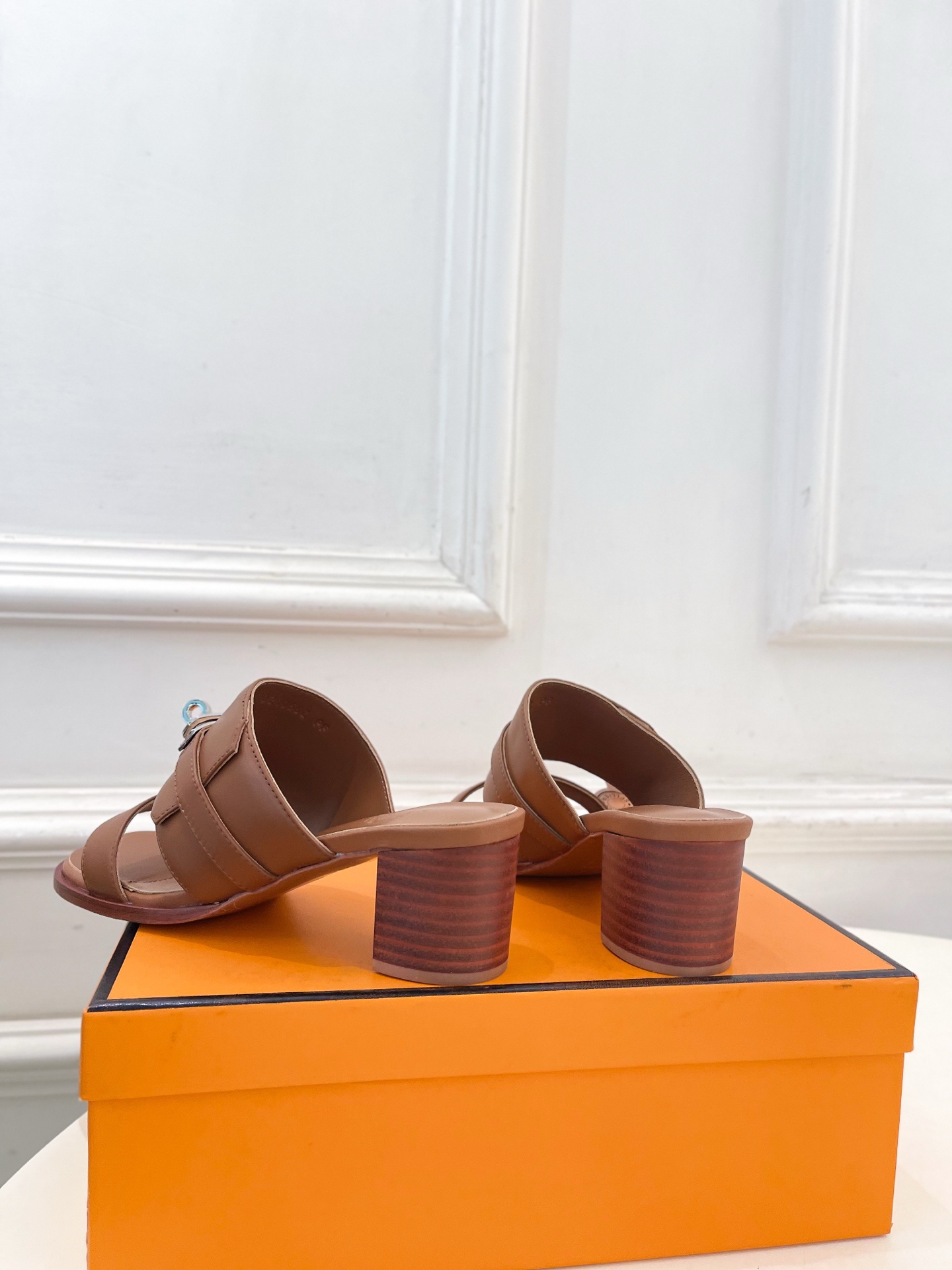 🐎𝐇𝐄𝐑𝐌𝐄* 爱玛仕 26𝐬𝐬  🌈2026春夏新品 专柜新款 经典kelly扣一字带粗跟拖鞋 系列〰 ◽鞋面：原版特