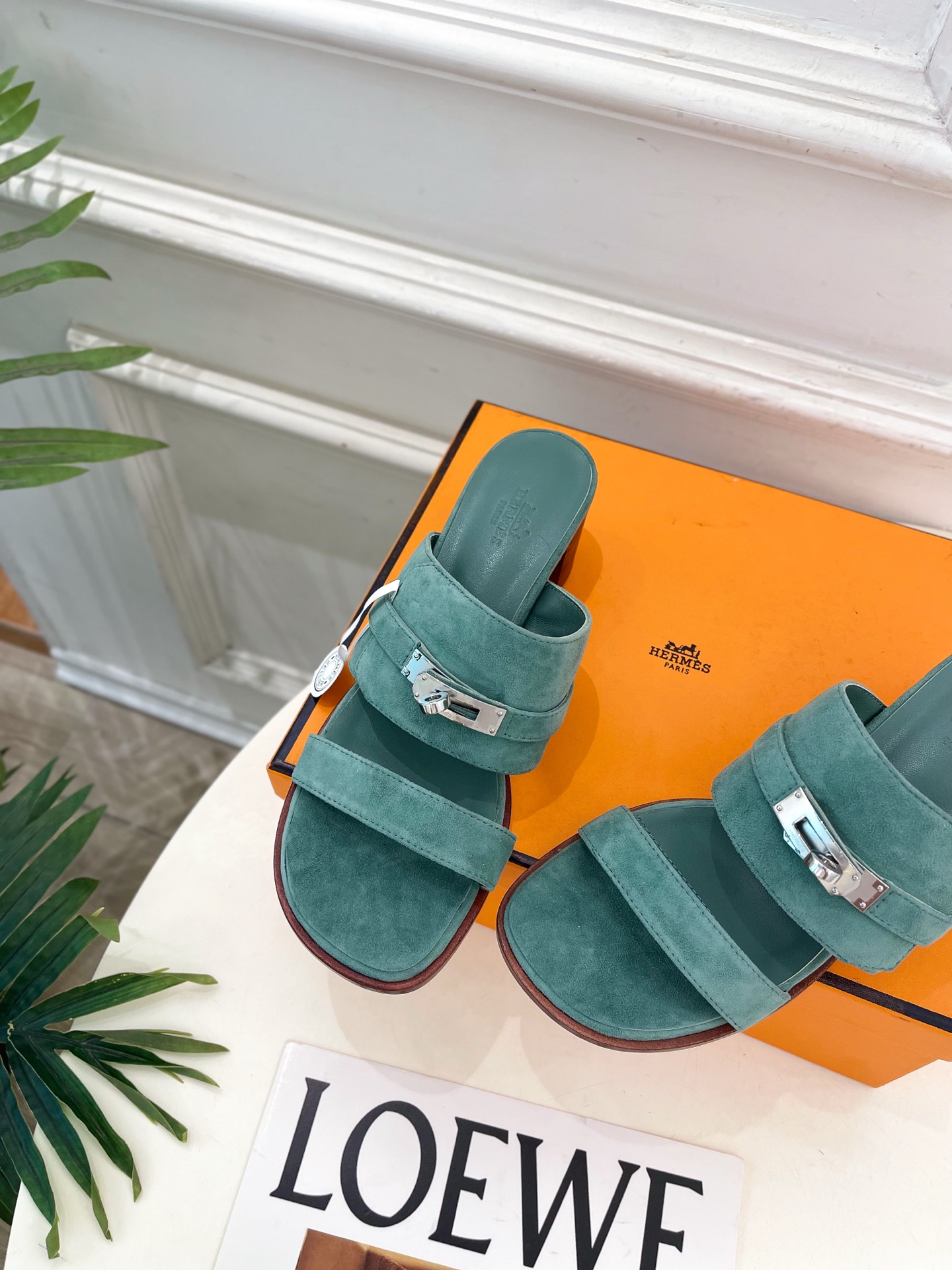 🐎𝐇𝐄𝐑𝐌𝐄* 爱玛仕 26𝐬𝐬  🌈2026春夏新品 专柜新款 经典kelly扣一字带粗跟拖鞋 系列〰 ◽鞋面：原版特