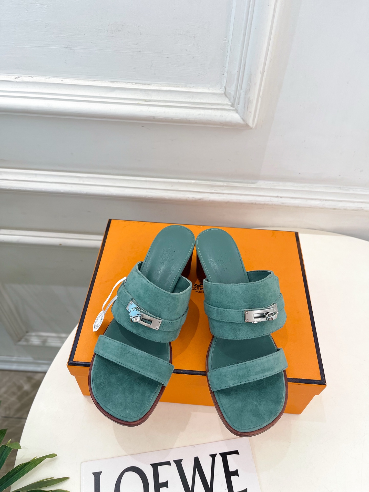 NO:922486,* Hermès 26 2026 spring and summer new products, new counters, classic kelly buckle one-word strap thick heel slippers series, original custom-made cowhide upper, imported mixed sheepskin lining, original Italian genuine leather outsole, 5cm heel height, shoe size: 35-39 (40.41 custom-made, non-returnable) (with original airplane box)  No. 2607045,slippers,hermes,slippers,cowhide,sheepskin,Leather soles19860909* 爱玛仕 26 2026春夏新品 专柜新款 经典kelly扣一字带粗跟拖鞋 系列 鞋面原版特定制牛皮 内里进口混种羊皮 大底原版意大利真皮大底  跟高5cm 鞋码:35-39（40.41定做不退换）（配原版飞机盒） 编号2607045,拖鞋,hermes,slippers,cowhide,sheepskin,Leather soles,Women's Shoes