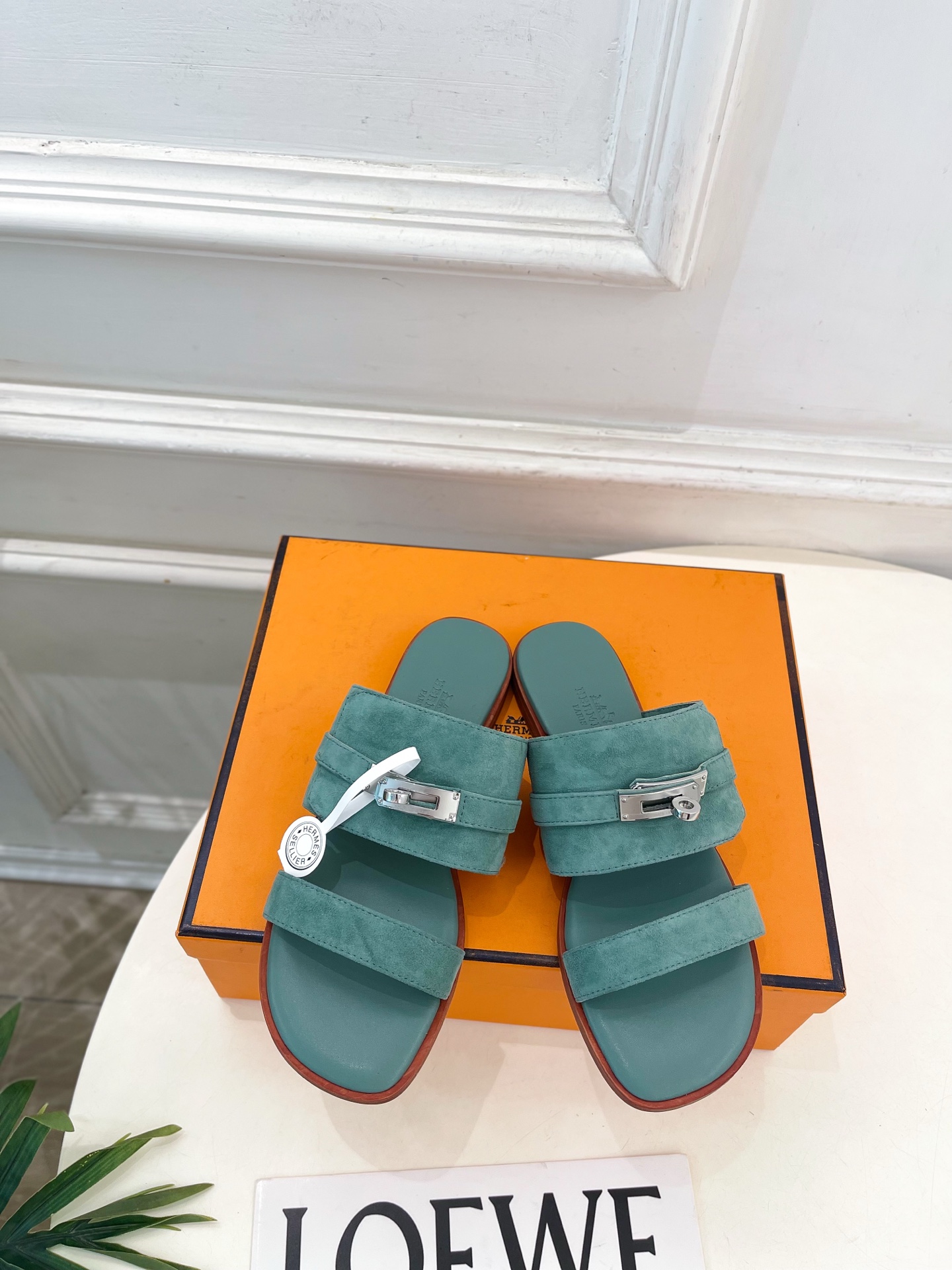 🐎𝐇𝐄𝐑𝐌𝐄* 爱玛仕 26𝐬𝐬 🌈2026春夏新品 专柜新款 经典kelly扣一字带平底拖鞋 系列〰 ◽鞋面:原版特 🐎𝐇𝐄𝐑𝐌𝐄* 爱玛仕 26𝐬𝐬 🌈2026春夏新品 专柜新款 经典kelly扣一字带平底拖鞋 系列〰 ◽鞋面:原版特