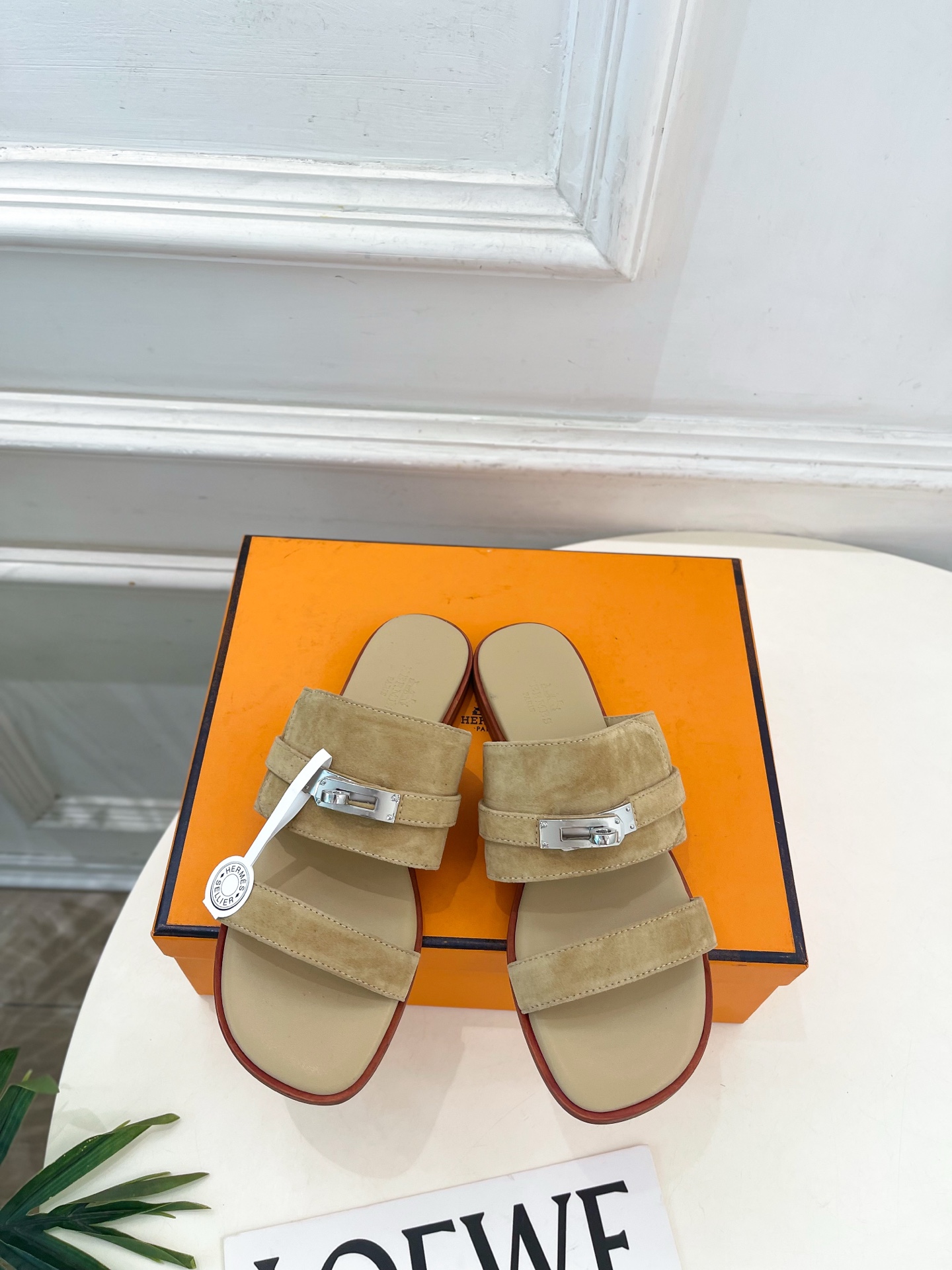 NO:922496,* Hermès 26 2026 spring and summer new products, new counters, classic kelly buckle flat slippers series, original custom-made cowhide for the upper, imported mixed sheepskin lining, original Italian genuine leather outsole, high flat sole, shoe size: 35-39 (40.41 custom-made, non-returnable) (with original airplane box)  No. 2607045,slippers,hermes,slippers,cowhide,sheepskin,Leather soles19860909* 爱玛仕 26 2026春夏新品 专柜新款 经典kelly扣一字带平底拖鞋 系列 鞋面原版特定制牛皮 内里进口混种羊皮 大底原版意大利真皮大底 跟高平底 鞋码:35-39（40.41定做不退换）（配原版飞机盒） 编号2607045,拖鞋,hermes,slippers,cowhide,sheepskin,Leather soles,Women's Shoes