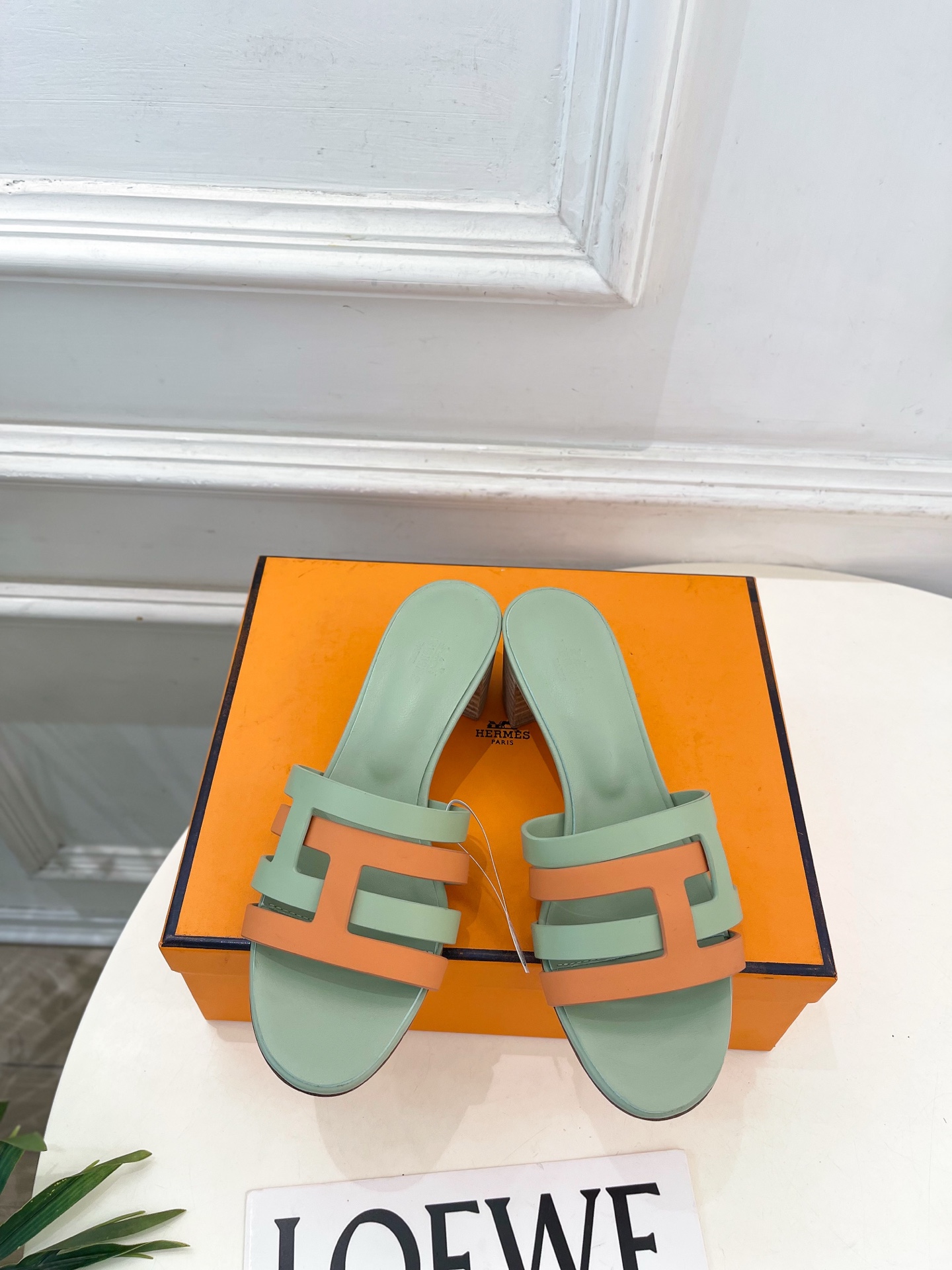 NO:922467,* Hermès 26 2026 spring and summer new products, new counters, classic H-shaped color block thick heel slippers series, original custom-made cowhide for the upper, imported mixed sheepskin lining, original Italian genuine leather outsole, 4.5cm heel height, shoe size: 35-39 (40.41 custom-made, non-returnable) (with original airplane box)  No. 2607045,slippers,hermes,slippers,cowhide,sheepskin,Leather soles19860909* 爱玛仕 26 2026春夏新品 专柜新款 经典H型拼色粗跟拖鞋 系列 鞋面原版特定制牛皮 内里进口混种羊皮 大底原版意大利真皮大底  跟高4.5cm 鞋码:35-39（40.41定做不退换）（配原版飞机盒） 编号2607045,拖鞋,hermes,slippers,cowhide,sheepskin,Leather soles,Women's Shoes