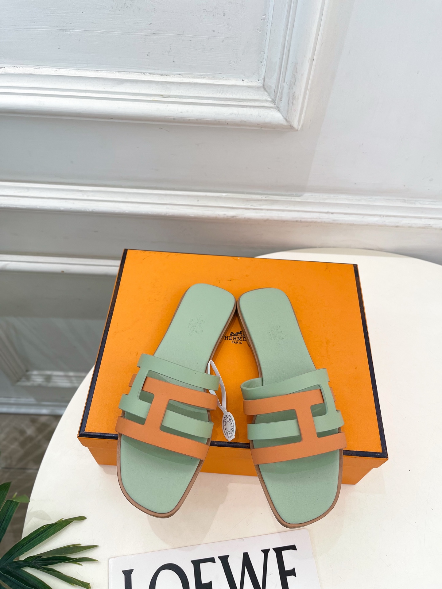 NO:922476,* Hermès 26 2026 spring and summer new products, new counters, classic H-shaped color-blocked flat slippers series, upper original custom-made cowhide, lining imported mixed sheepskin, outsole original Italian genuine leather outsole, high flat sole, shoe size: 35-39 (40.41 custom-made, non-returnable) (with original airplane box)  No. 2607045,slippers,hermes,slippers,cowhide,sheepskin,Leather soles19860909* 爱玛仕 26 2026春夏新品 专柜新款 经典H型拼色平底拖鞋 系列 鞋面原版特定制牛皮 内里进口混种羊皮 大底原版意大利真皮大底  跟高平底 鞋码:35-39（40.41定做不退换）（配原版飞机盒） 编号2607045,拖鞋,hermes,slippers,cowhide,sheepskin,Leather soles,Women's Shoes