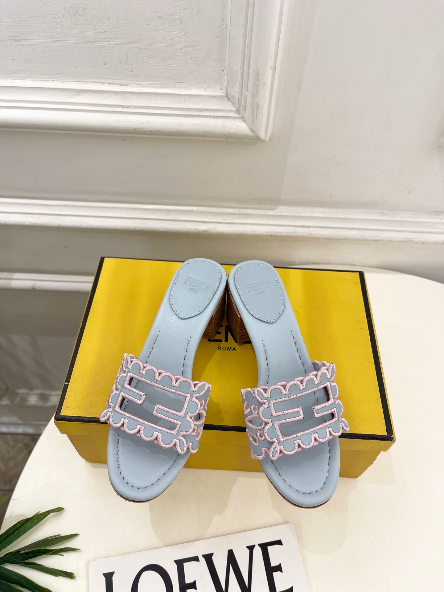 NO:922449,| Fendi 26 2026 Spring and Summer New Products Today’s Recommendation FD Embroidered Hollow Thick Heel Slippers Series ~ BS Upgraded Version The official website of the counter is the first choice of Internet celebrities. The highest version on the market!  Casual, simple, versatile and evergreen style, stylish with any combination, neutral and cool style is a must-have ━━━━━ t ━━━━━ Original custom-made cowhide upper, imported sheepskin lining, original imported leather outsole, heel height 5.5cm, shoe size: 35-39 (customized at 40.41.42.43)  No. 7031, slippers, fendi, slippers, cowhide, sheepskin, Leather soles19860909| 芬迪 26 2026春夏新品 今日推荐 FD刺绣镂空粗跟拖鞋 系列～ BS升级版 专柜官网同步网红明星首选 市面最高版本！休闲简约百搭长青款,随意搭配都有型,中性酷飒风必入 ━━━━━ t ━━━━━ 鞋面原版定制牛皮 内里进口羊皮内里 大底原版进口真皮大底 跟高5.5cm 鞋码: 35-39（40.41.42.43定制） 编号7031,拖鞋,fendi,slippers,cowhide,sheepskin,Leather soles,Women's Shoes