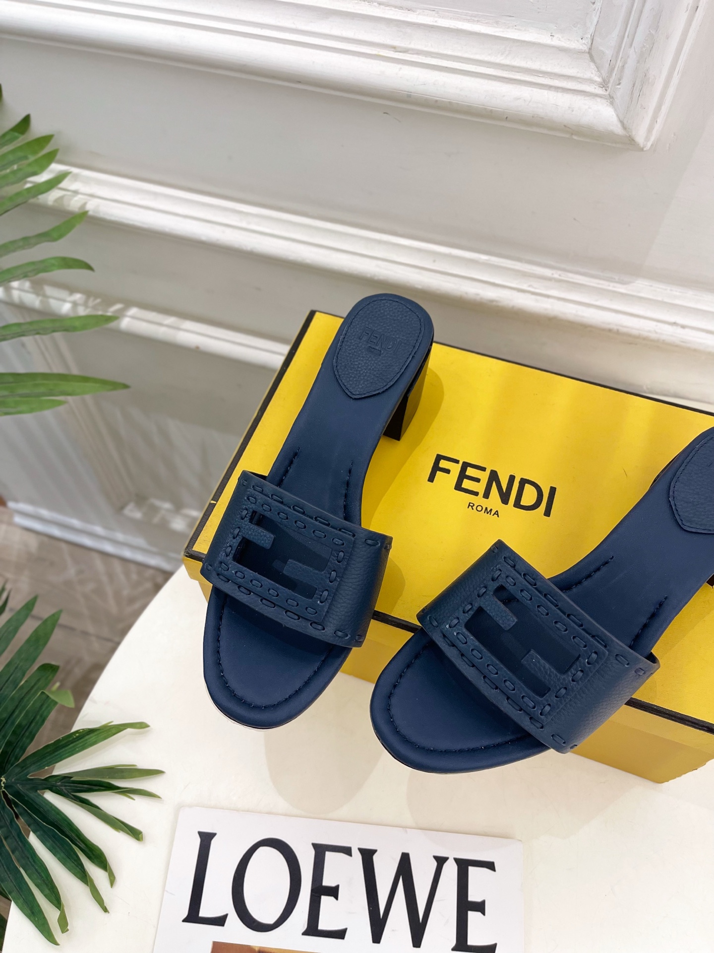 𝐅𝐄𝐍𝐃𝐈  |  芬迪  26𝐬𝐬  ⭐️2026春夏新品 今日推荐 FD镂空粗跟拖鞋 系列～ ❥ BS升级版  专柜