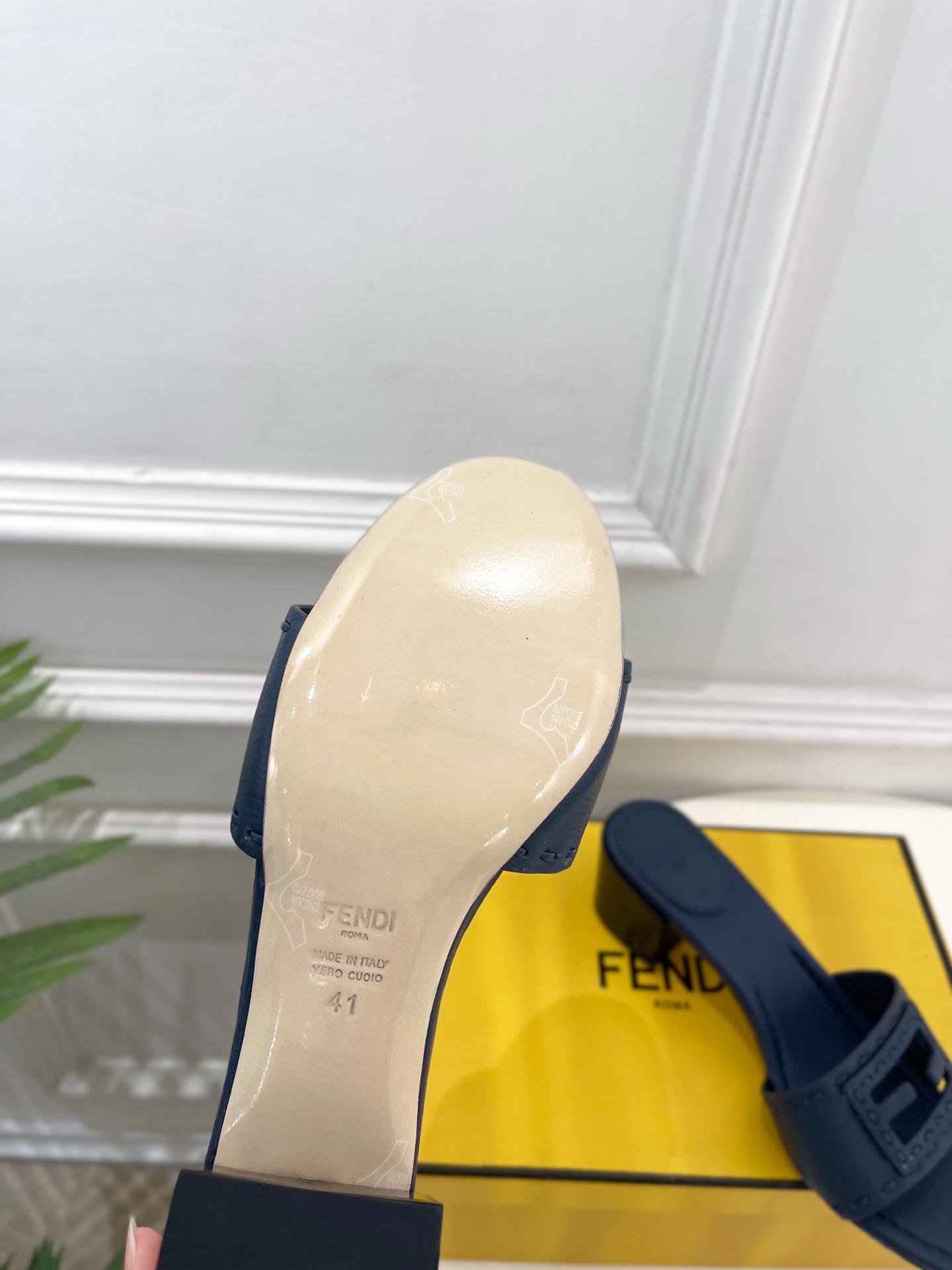 𝐅𝐄𝐍𝐃𝐈  |  芬迪  26𝐬𝐬  ⭐️2026春夏新品 今日推荐 FD镂空粗跟拖鞋 系列～ ❥ BS升级版  专柜