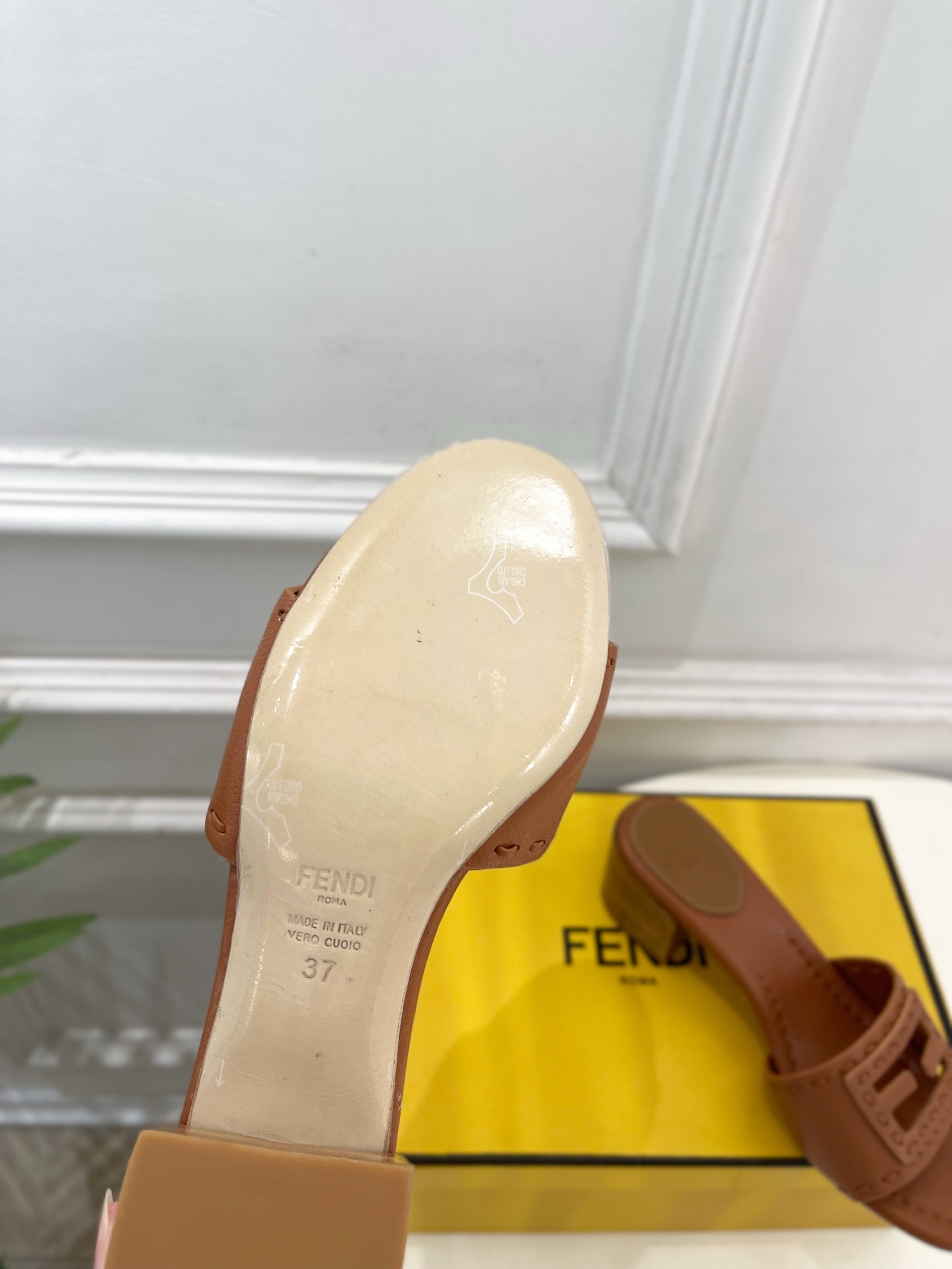 𝐅𝐄𝐍𝐃𝐈  |  芬迪  26𝐬𝐬  ⭐️2026春夏新品 今日推荐 FD镂空粗跟拖鞋 系列～ ❥ BS升级版  专柜