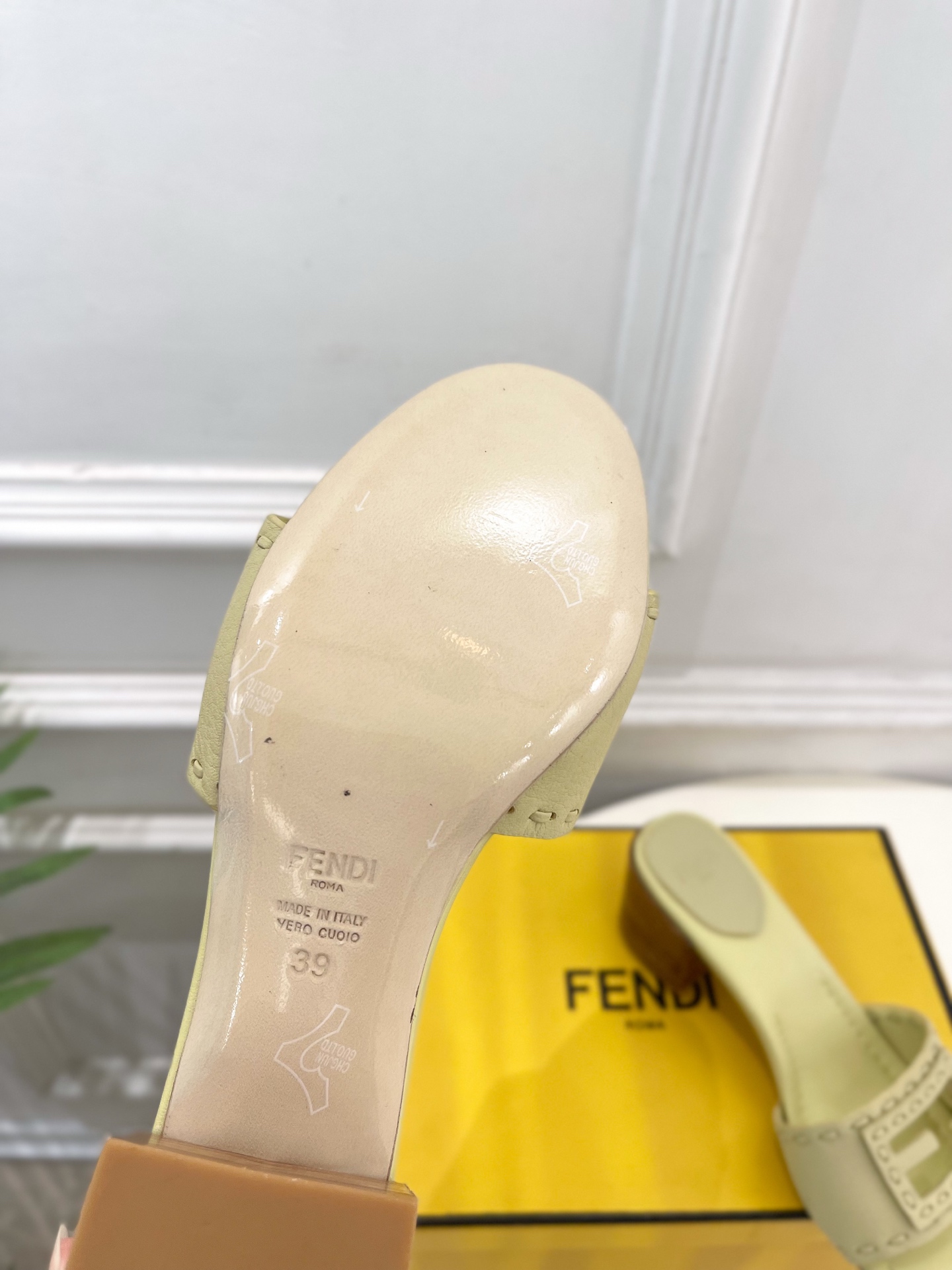 𝐅𝐄𝐍𝐃𝐈  |  芬迪  26𝐬𝐬  ⭐️2026春夏新品 今日推荐 FD镂空粗跟拖鞋 系列～ ❥ BS升级版  专柜