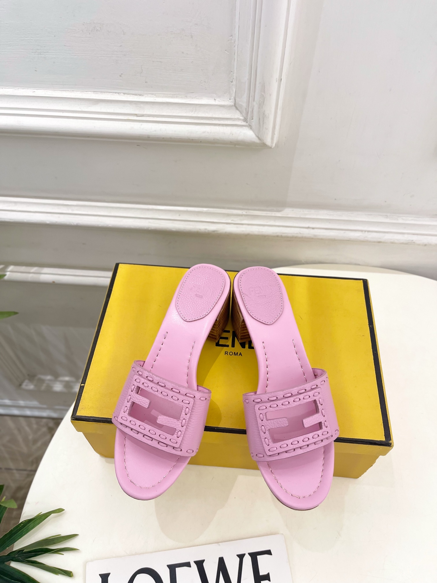 NO:922458,| Fendi 26 2026 Spring and Summer New Products Today’s Recommendation FD Hollow Thick Heel Slippers Series ~ BS Upgraded Version The official website of the counter is the first choice of Internet celebrities. The highest version on the market!  Casual, simple, versatile and evergreen style, stylish with any combination, neutral and cool style is a must-have ━━━━━ t ━━━━━ Original custom-made cowhide upper, imported sheepskin lining, original imported leather outsole, heel height 5.5cm, shoe size: 35-39 (customized at 40.41.42.43)  No. 2607031,slippers,fendi,slippers,cowhide,sheepskin,Leather soles19860909| 芬迪 26 2026春夏新品 今日推荐 FD镂空粗跟拖鞋 系列～ BS升级版 专柜官网同步网红明星首选 市面最高版本！休闲简约百搭长青款,随意搭配都有型,中性酷飒风必入 ━━━━━ t ━━━━━ 鞋面原版定制牛皮 内里进口羊皮内里 大底原版进口真皮大底 跟高5.5cm 鞋码: 35-39（40.41.42.43定制）  编号2607031,拖鞋,fendi,slippers,cowhide,sheepskin,Leather soles,Women's Shoes