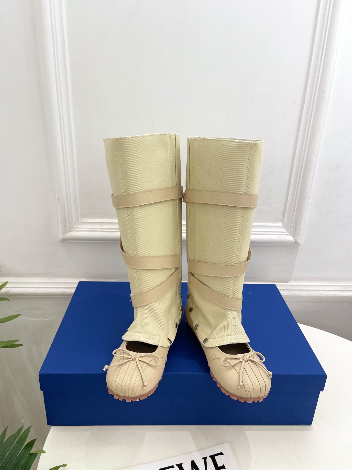 NO:922433,lost in echo 2026 early autumn new bow belt buckle ballet sports detachable stack boots —————————— A minimalist style to interpret the taste of versatility, the key is to be 100% comfortable, suitable for daily shopping, and will never become a display in the shoe cabinet. A must-have short boots for cool girls. Super slim legs, easy to match, fashionable and versatile ins!  Original custom-made leather upper, original water-dyed sheepskin lining, original custom-made non-slip outsole, high flat heel, code number 35-39 (40.41 custom made, non-returnable) No. 2607045, boots, boots, sheepskin19860909lost in echo 2026早秋新品蝴蝶结皮带扣芭蕾运动可拆卸堆堆靴———————————— 一个极简风格来诠释百搭的味道,关键是舒适百分,逛街日常都可,绝不会成为鞋柜里的摆设, 酷女孩必备短靴 超显腿细,搭配毫无鸭梨 时髦又百搭ins！ 鞋面原版特定制皮料  内里原版水染羊皮 大底原版定制防滑大底 跟高平底 码数35-39（40.41定做不退换） 编号2607045,靴子,boots,sheepskin,Women's Shoes